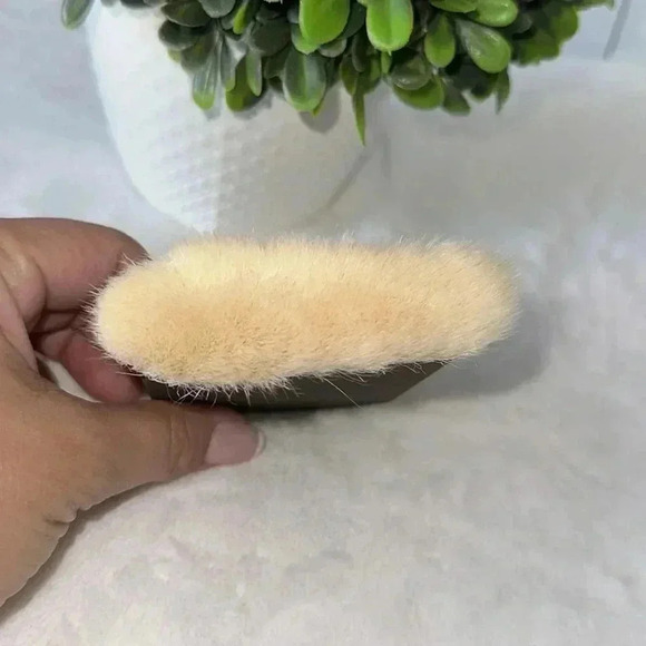 BECCA MULTI USE BRUSH - Picture 4 of 5